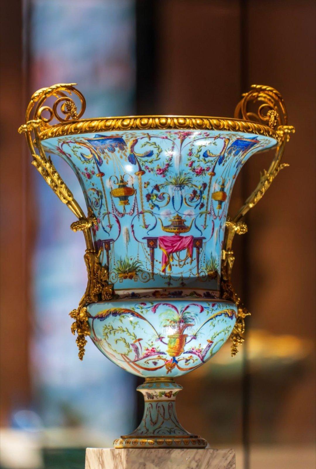 天球瓶，中国古代瓷器的一种范式，因为瓶口小、圆球腹硕大，像是从天降下来似的，故名