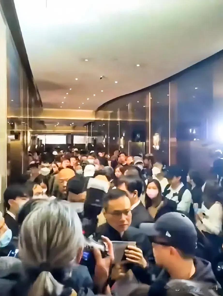 疯了！疯了，香港取消限购后楼市疯了了[捂脸]#春日生活打卡季#
好多人说可能为孩