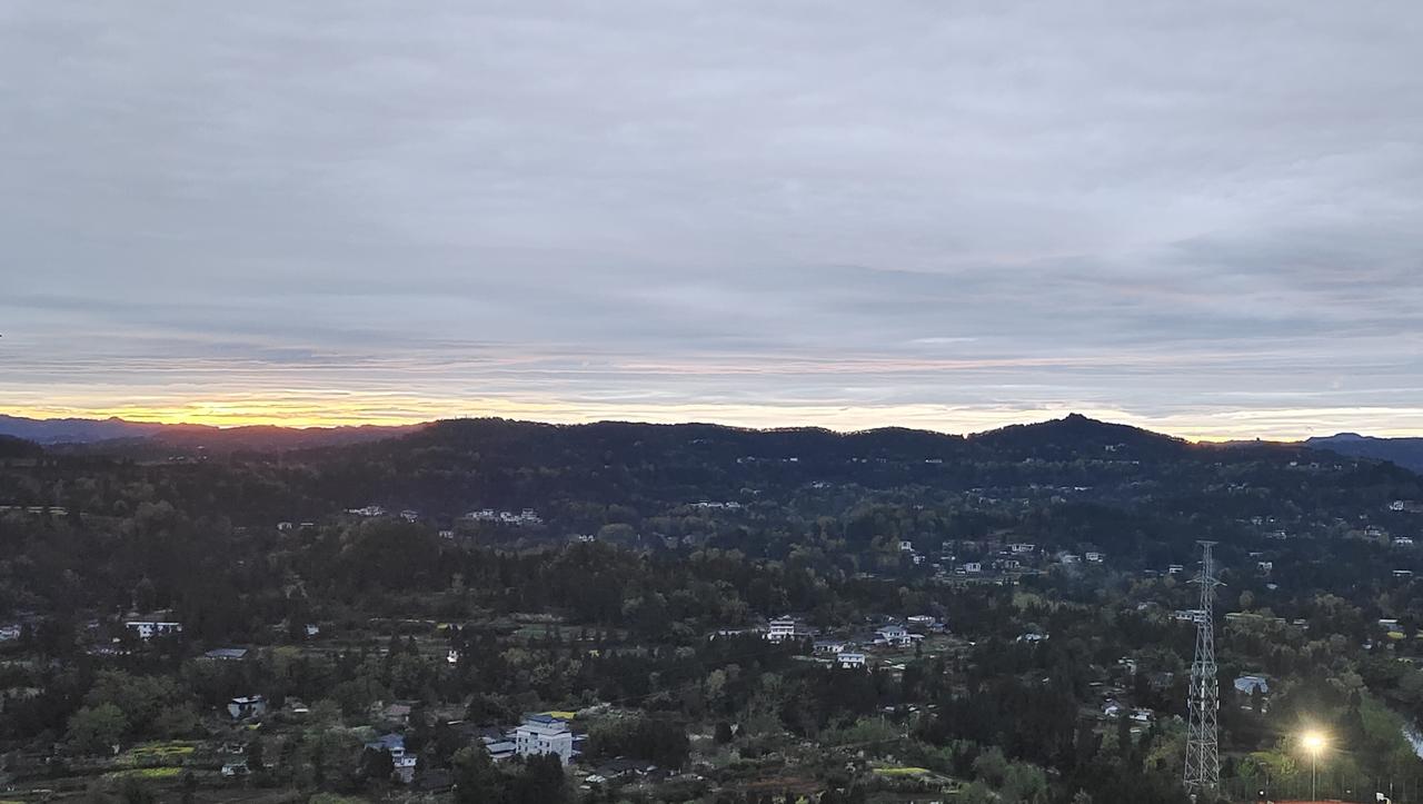 朝霞不出门，晚霞行千里。明天又是一个新的开始！