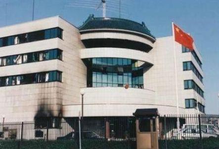 1999年，北约轰炸我国驻南联盟大使馆，三位记者遇难，无数百姓悲愤上街，愤怒的群