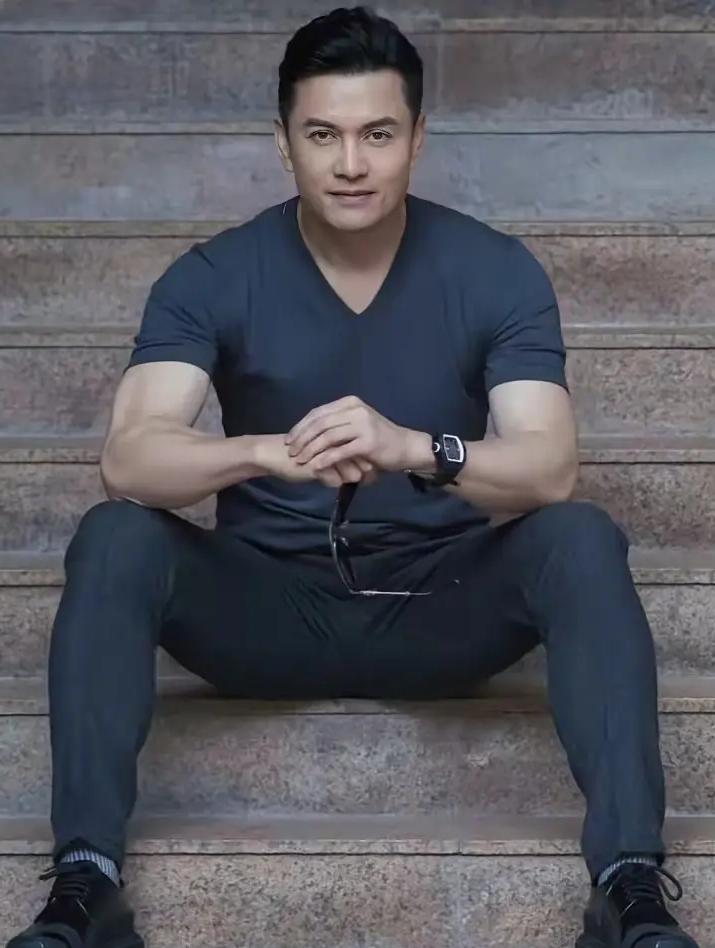 如果告诉你照片上的这个人已经有70岁了你信吗？认识这个人的人会相信，不认识他的人