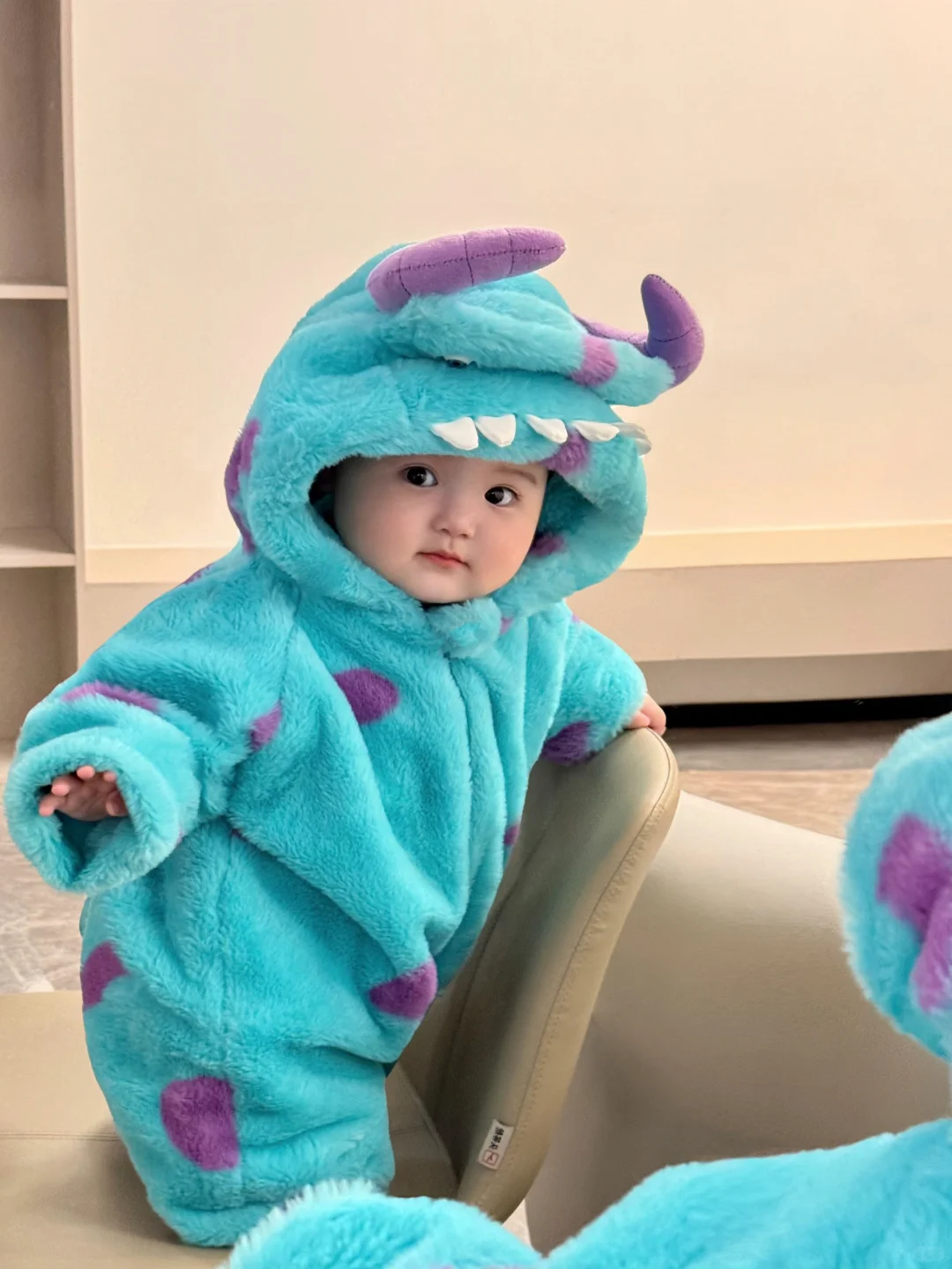 好喜欢我的胖宝宝，真像一个小手办呀～