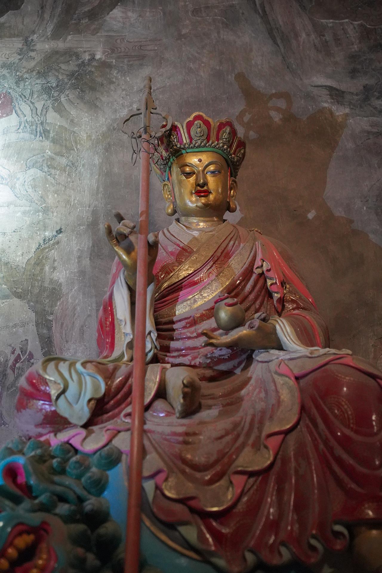 张掖大佛寺的卧佛大到离谱，34.5米长的木胎泥塑，一根中指就能躺一个人。眼睛似开