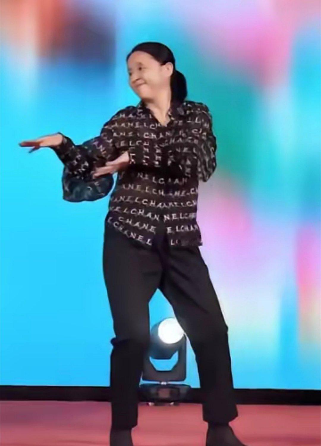 你敢信龙丹妮穿的竟然是香奈儿。。还没我外婆穿的洋气我说实话 