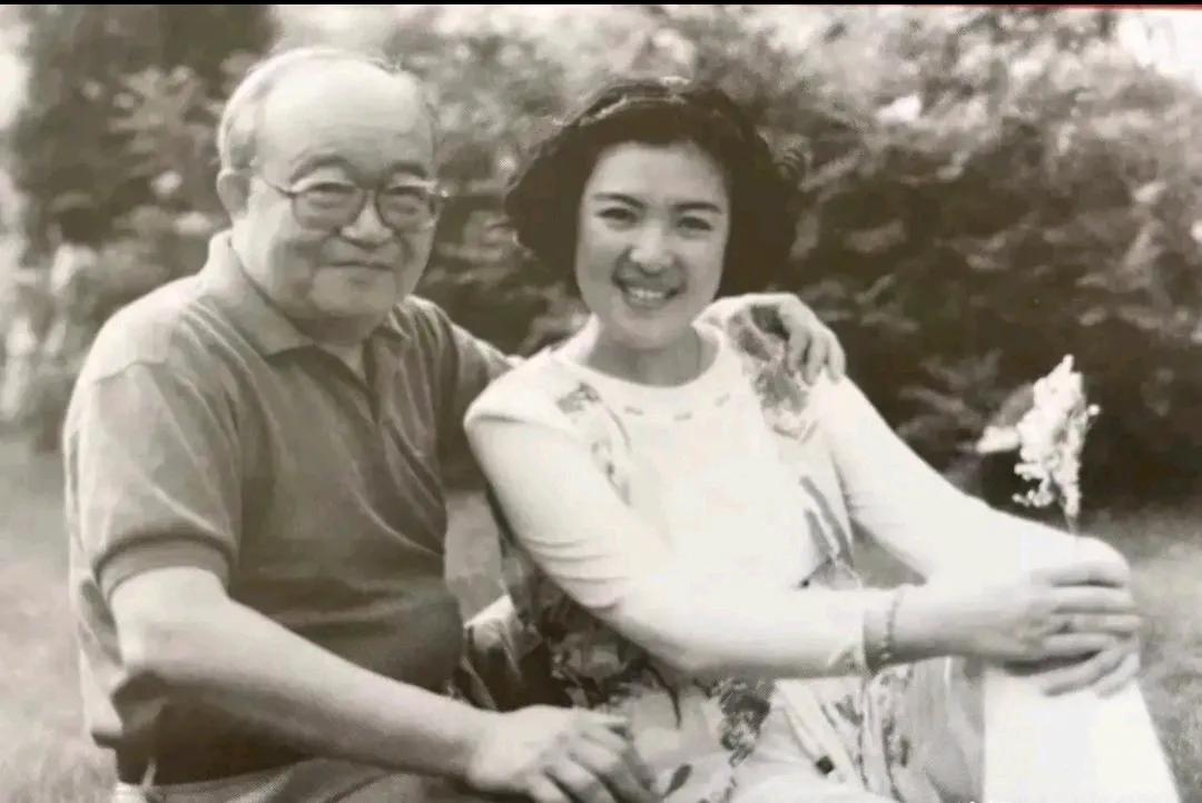这位与音乐泰斗乔羽乔老一起合影的姑娘，当值风华正茂时，但因长相不漂亮，差一点落选