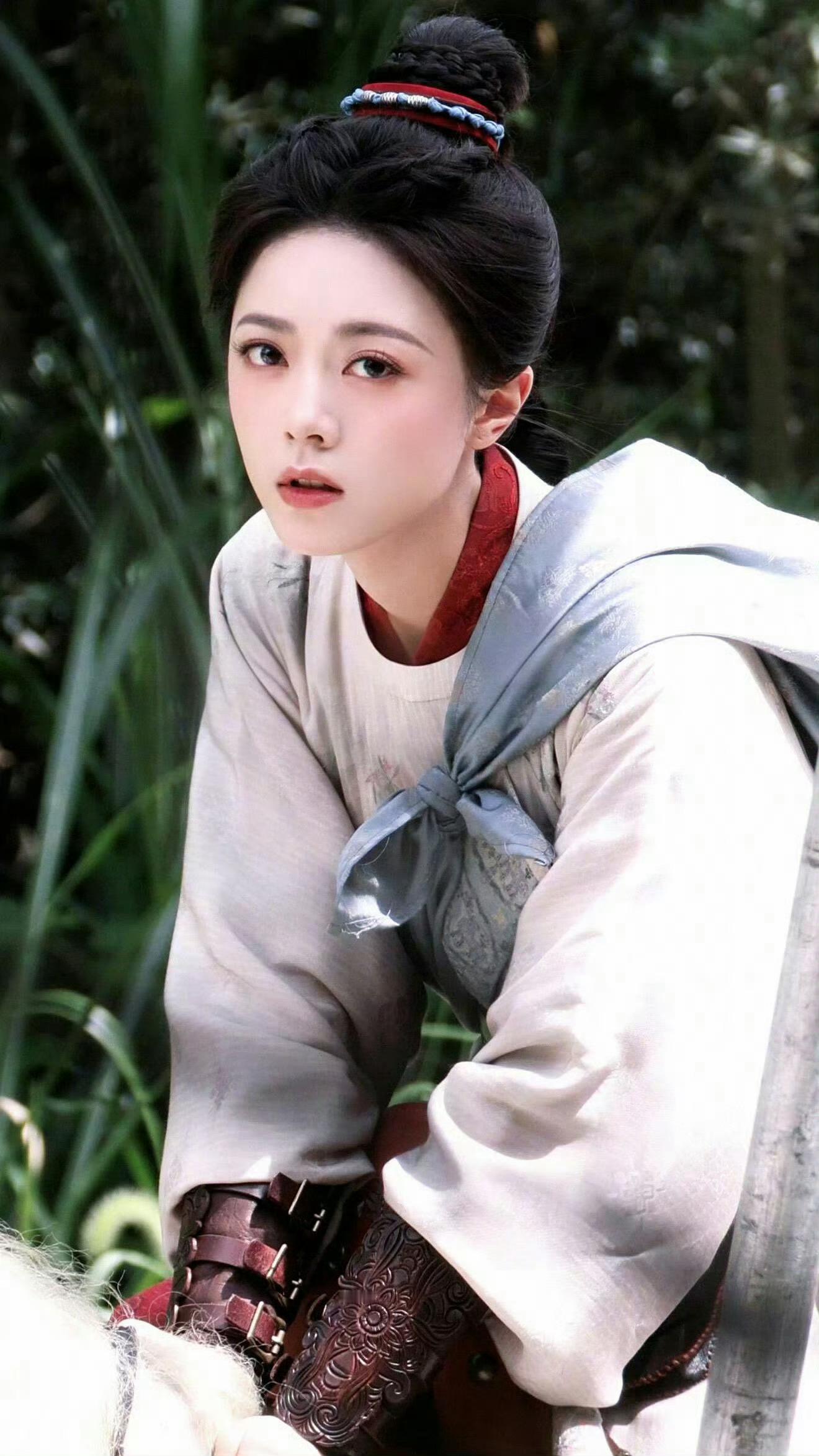 赵今麦一念江南麻花辫路透意气风发，英姿飒爽 鲜衣怒马少年郎！​​​