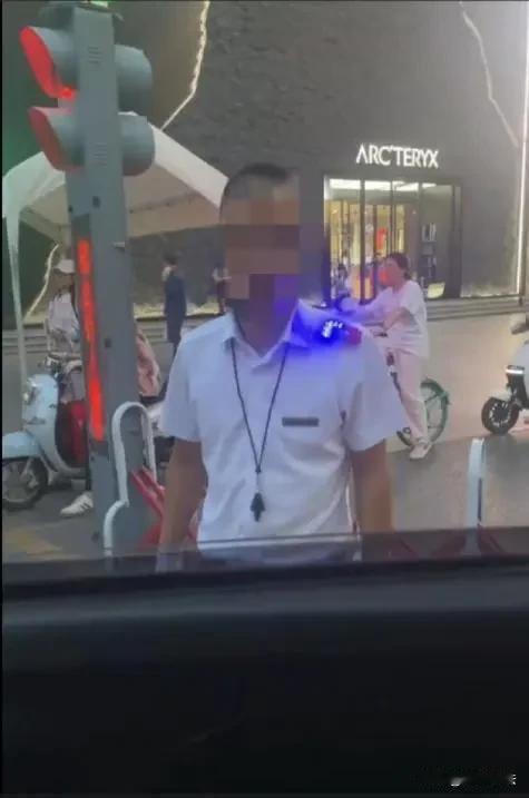 陕西，西安。货车司机刘师傅给商场送货，停车一小时竟被200 元。可是商场却称收费