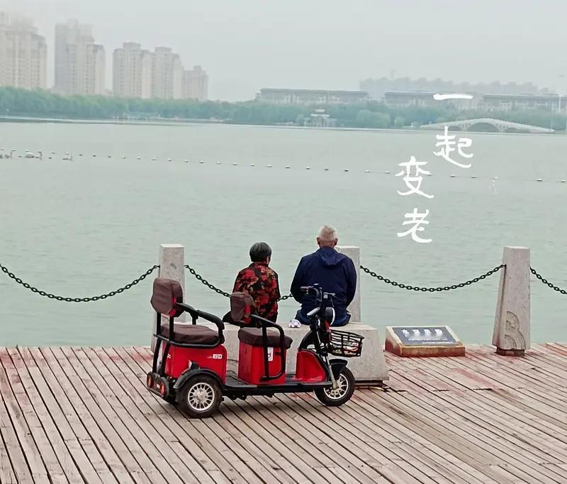 两个人相伴一生，最重要的不是激情与承诺，而是在对方最狼狈时，仍觉得值得好好对待。