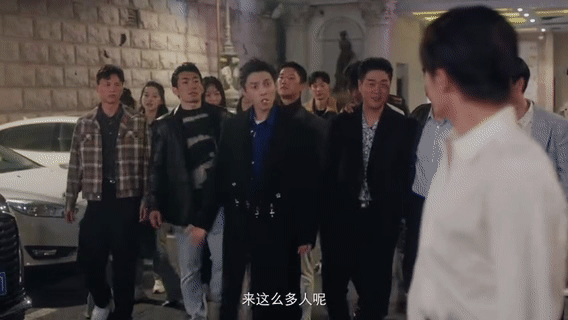 爱情有烟火李亦非英雄救美和闺蜜一起追剧，看到李亦非冲出来保护女主这段我们直接笑出