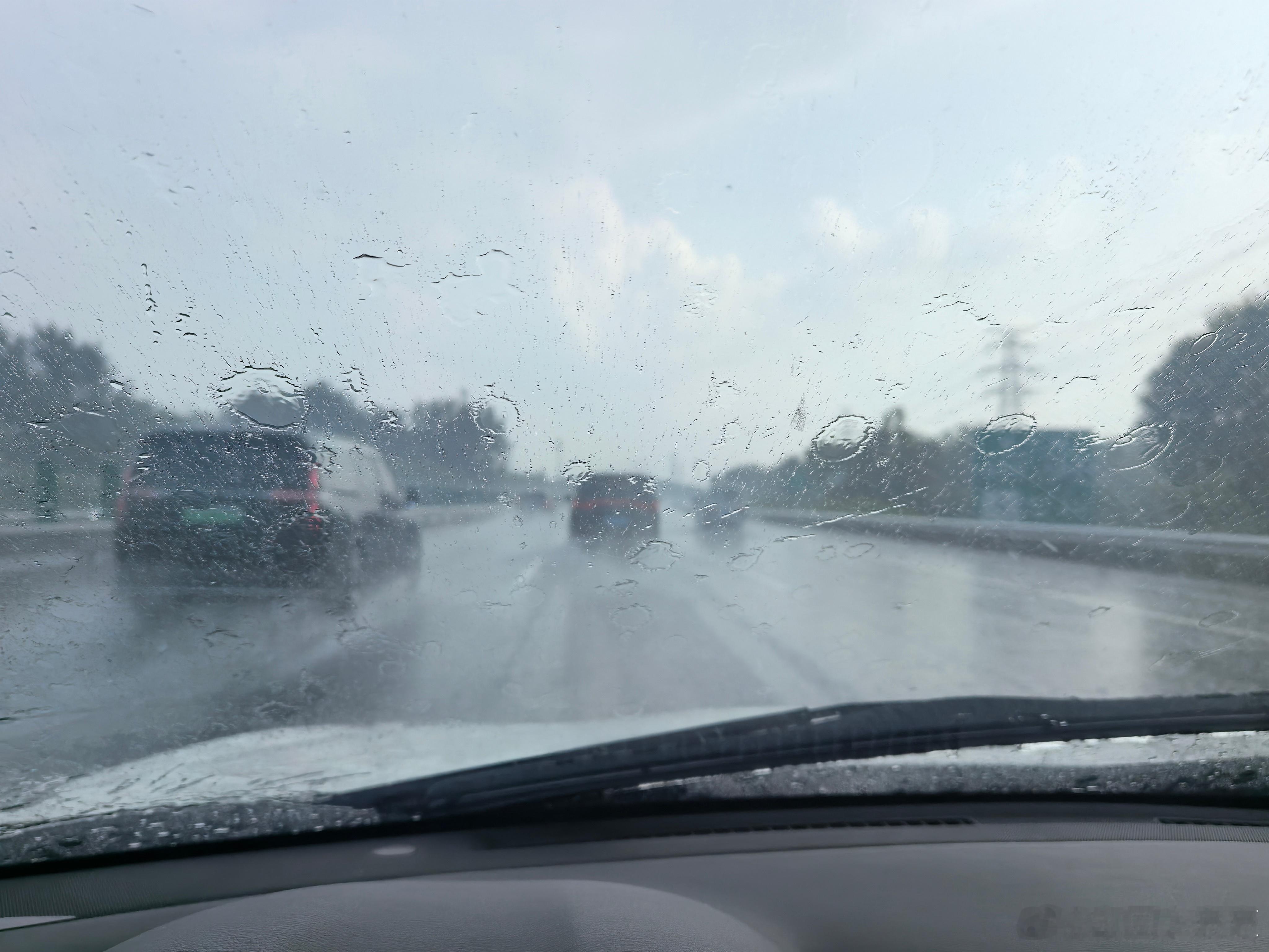 回家ing～大雨高速赤鸡[思考]下雨您会开双闪嘛[并不简单]大v聊车 ​​​