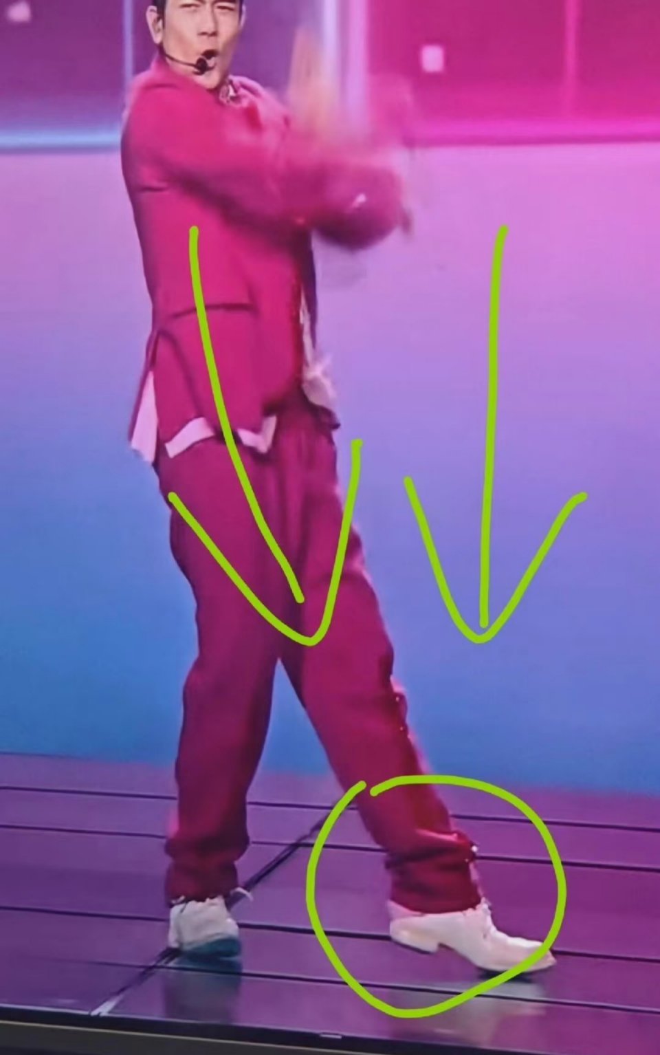 谁把郭富城鞋踩掉了我还以为是我自己不小心点到加速了原来春晚上，王一博和郭富城跳的