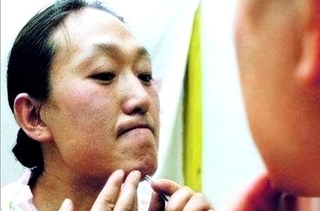 就那颗白色的小药片，教练说是“营养品”。她信了，一吃就是六年。代价是，她这辈子，