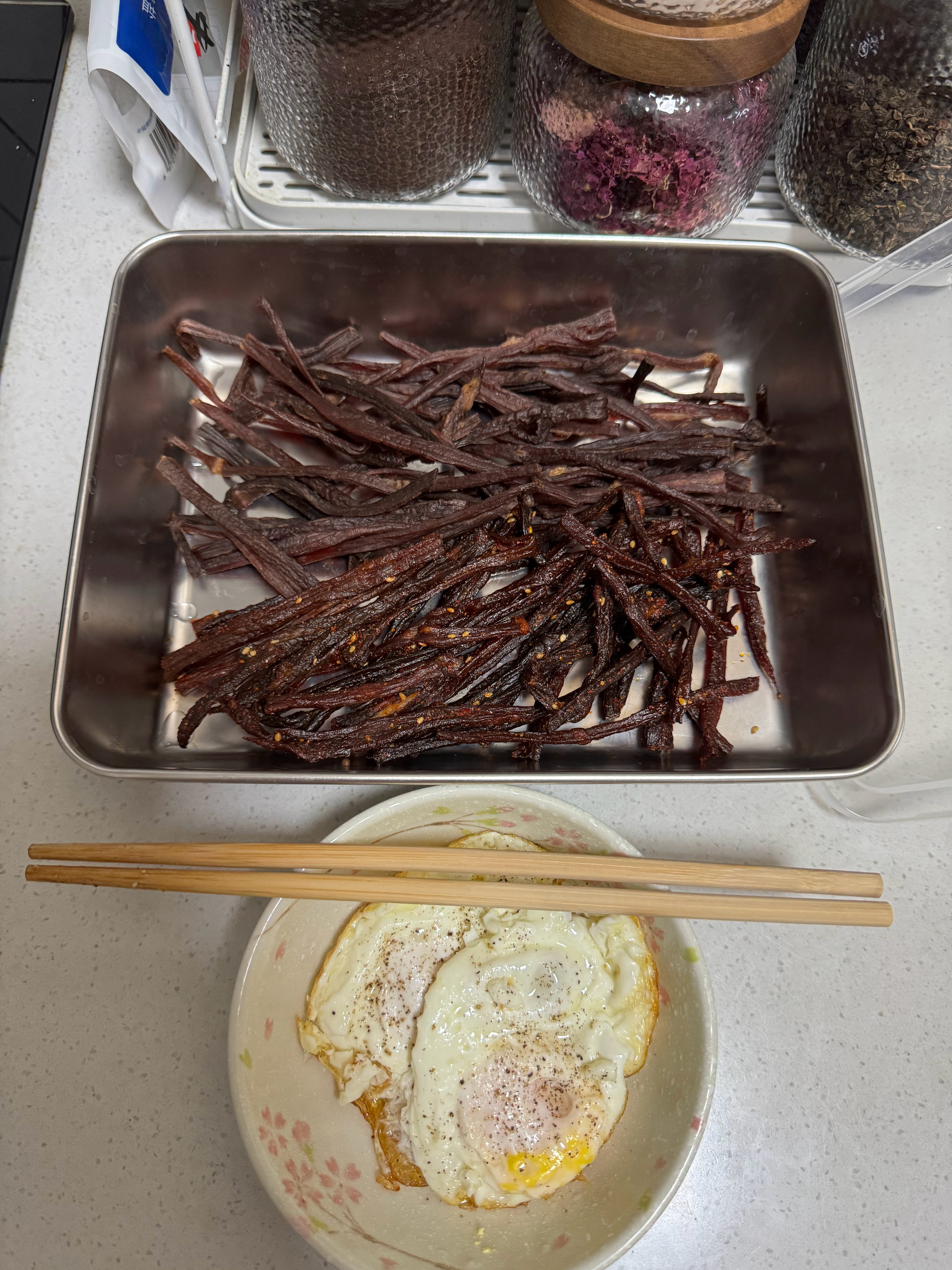 睡前忘了吃晚饭，饿到醒过来，饿得睡不着（大概率近期举哑铃，练了点肌肉，耗能增加）