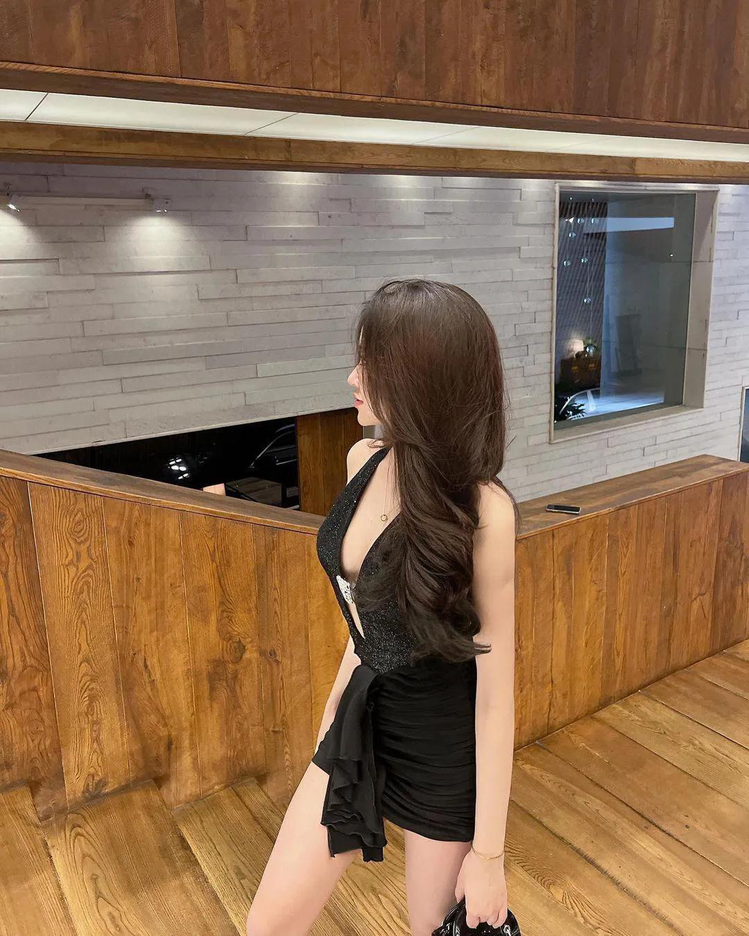 玉阶倚栏独自立
#陪衬佳人# #欣赏佳人佳作# #暧媚飞舞# #唯有佳人在等# 