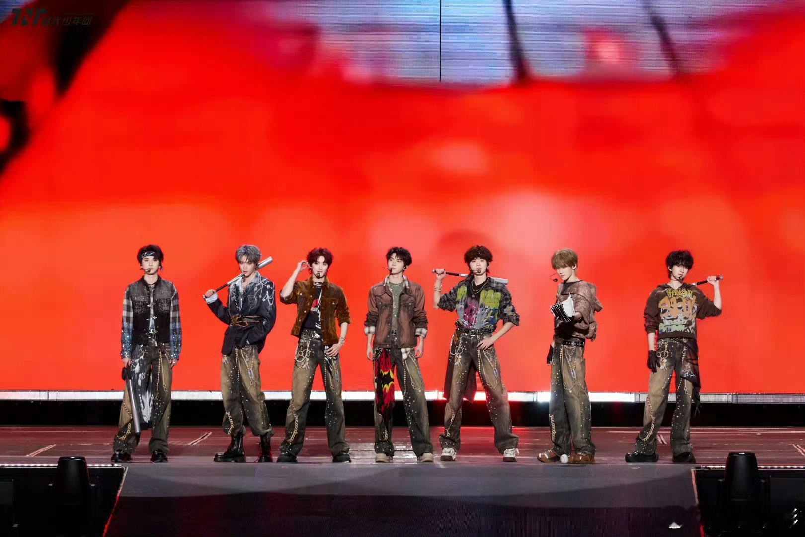 贺峻霖让马嘉祺学猪猪侠表情包，这画面想想就很有喜感，马嘉祺的表情管理怕是要失控了