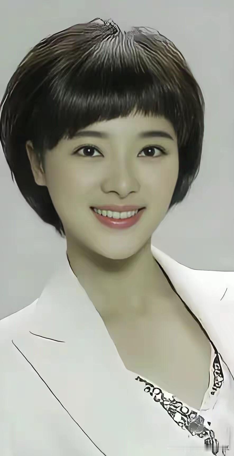 蝴蝶是比龙洋、刘心悦都主持的好的一个女主持人，口才好，吐字清楚，漂亮大方，是属于