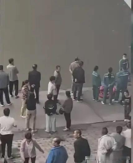 终于知道了真相，
原来不是因为琐事，
多方回应新郎跳桥的原因。

十一期
