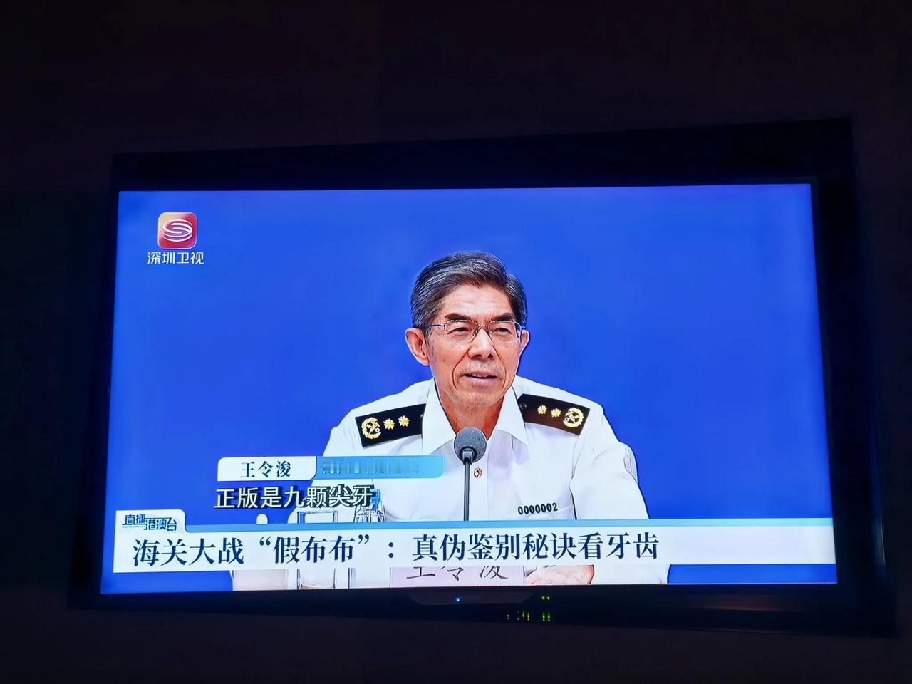 关键是牙齿！海关总署领导，教你分辨真假拉布布。 泡泡玛特的拉布布已经热透地球。不