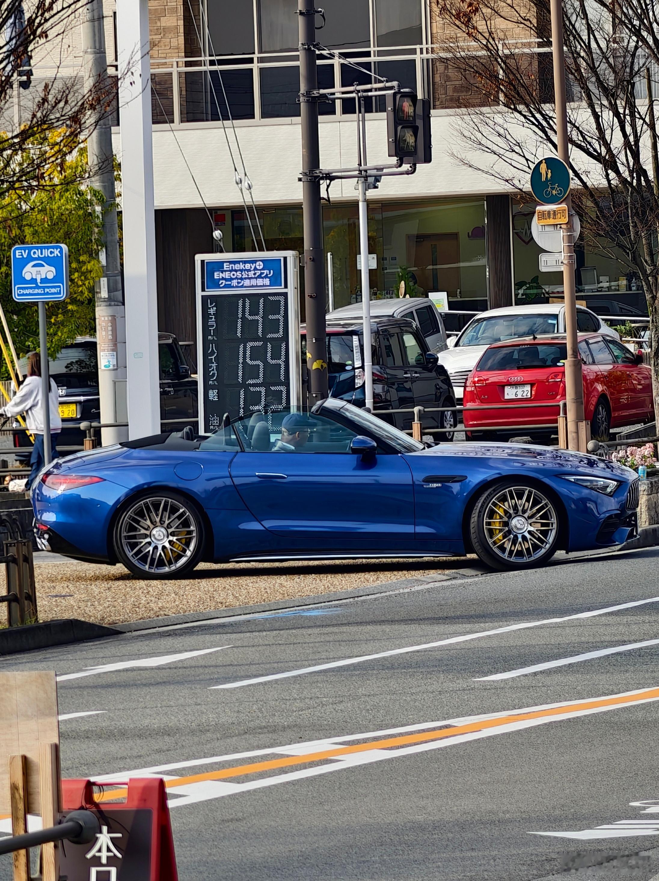 型车街拍2025 年倒数第二天，大阪气温回升到 13 度，坐在室外很舒服。喜欢这