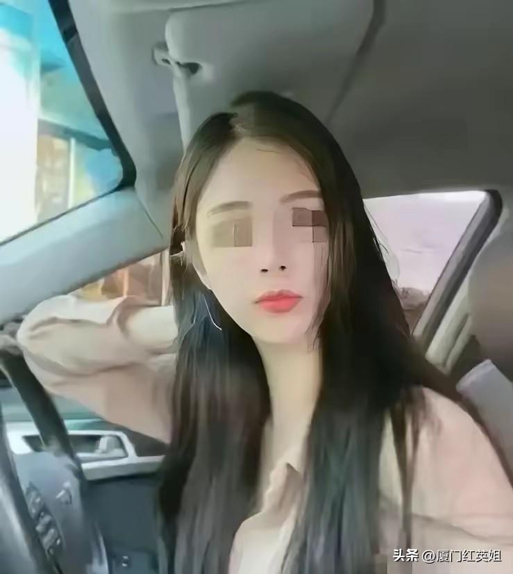 98 年出生
还是某职业中专女教师
利用微信群发送“闪照”引流
吸引男性添加好友