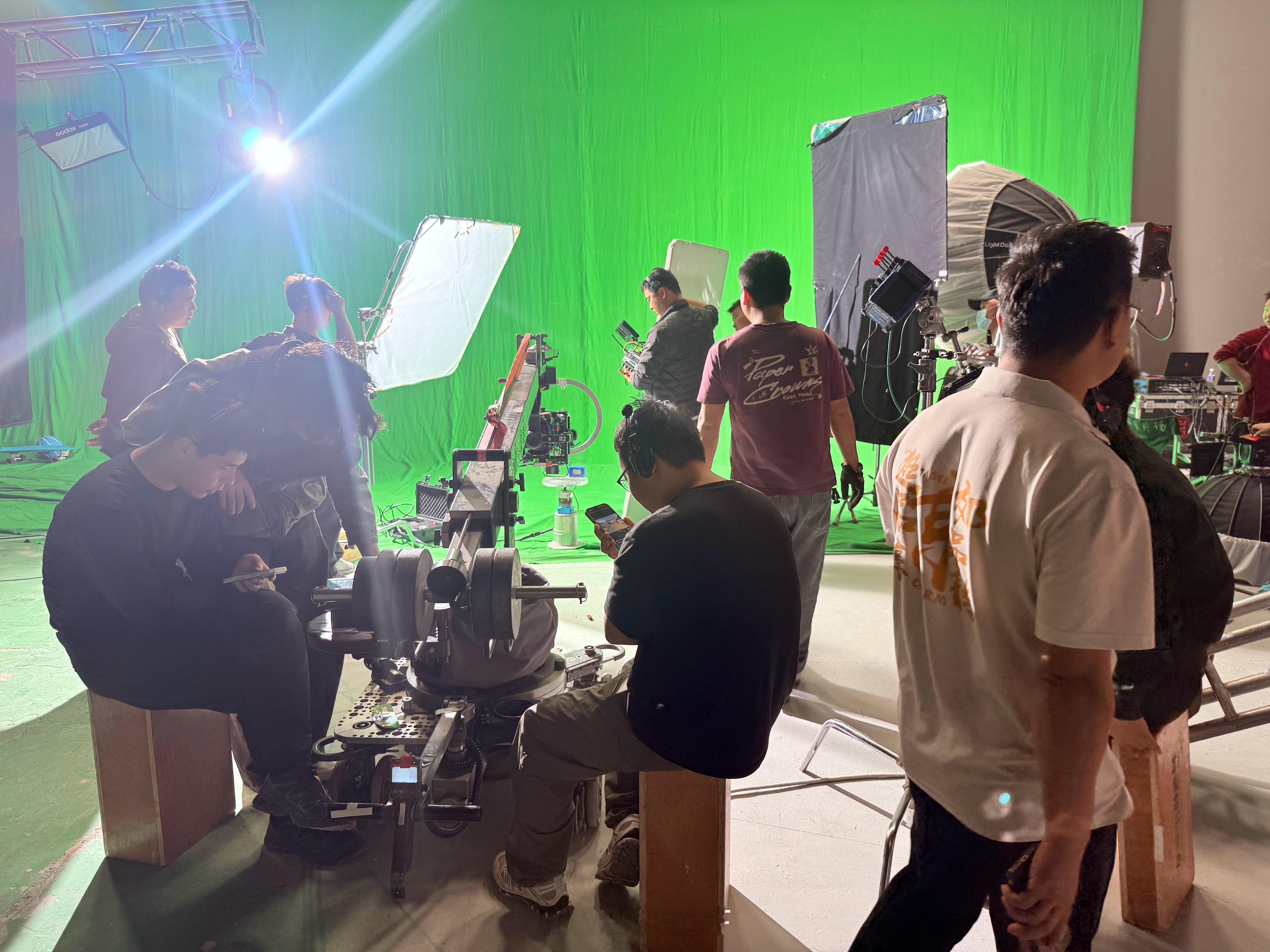 来片场探个班，这拍摄的阵仗可比我们大得多