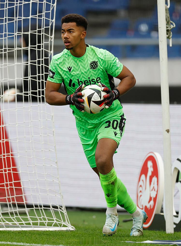 昨晚说阿图博卢成为了德国国家队历史上第一位黑人守门员。而与此同时，德国U21队在