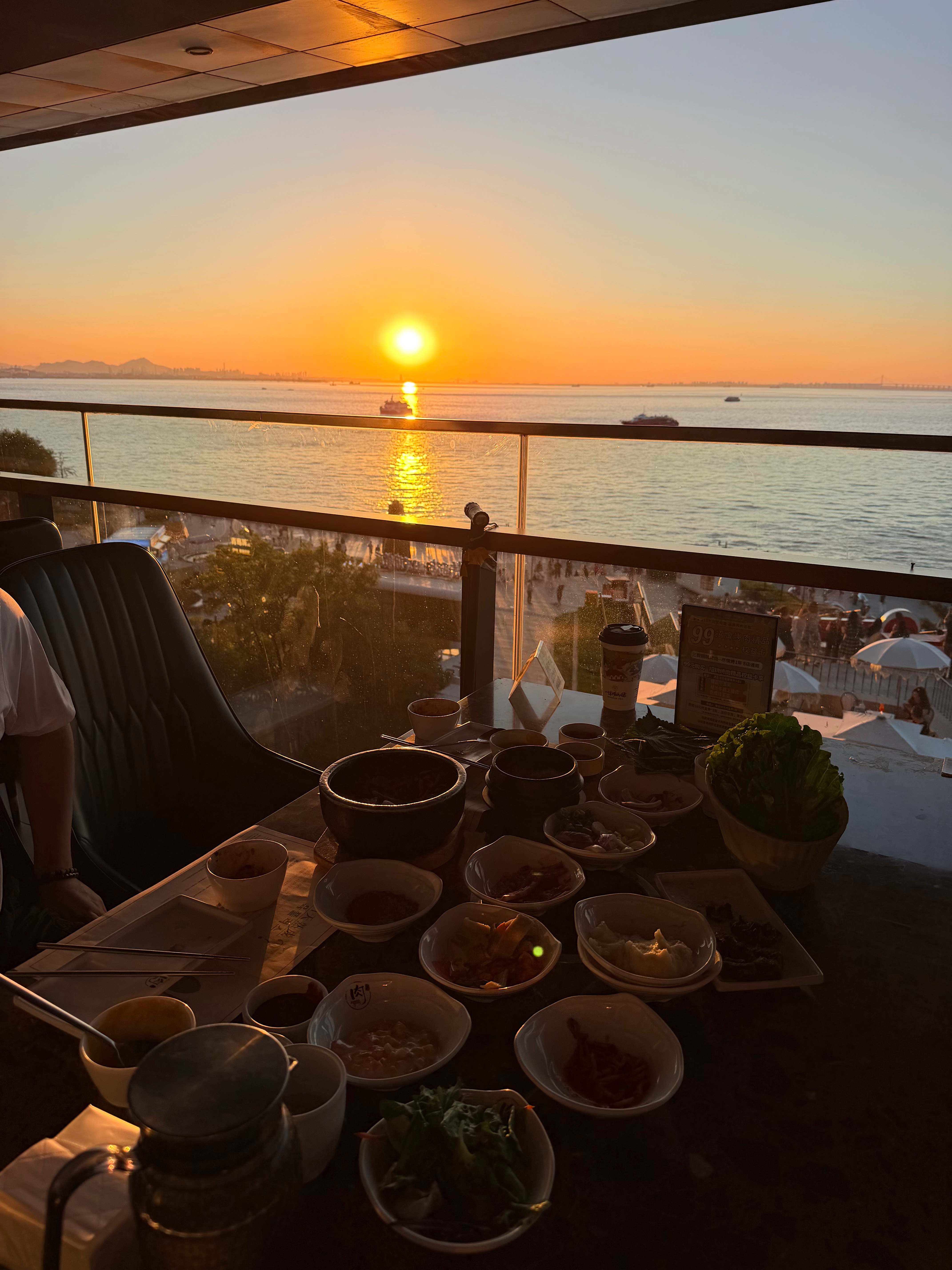 秋天的海风 夕阳落日，橘子汽水味的大海，落日吻向海面，格外治愈～  ​​​
