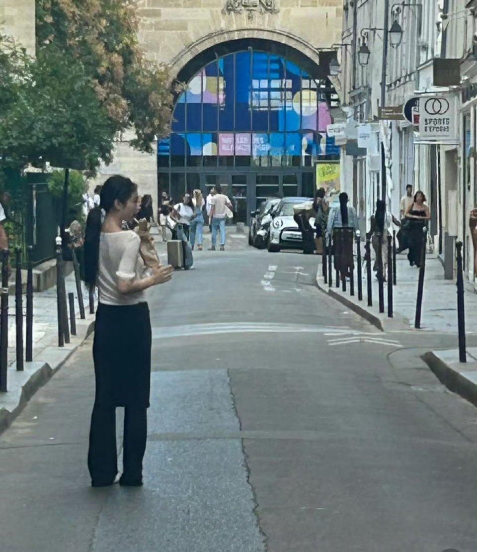 网友巴黎偶遇Jennie[求关注][求关注] ​​​