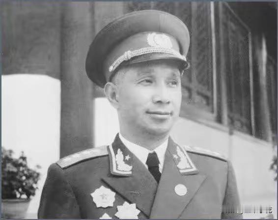 粟裕设宴绑走叶飞，叶飞跳崖九死一生，22年后粟裕蒙难，叶飞一举动全场沉默
 
谁