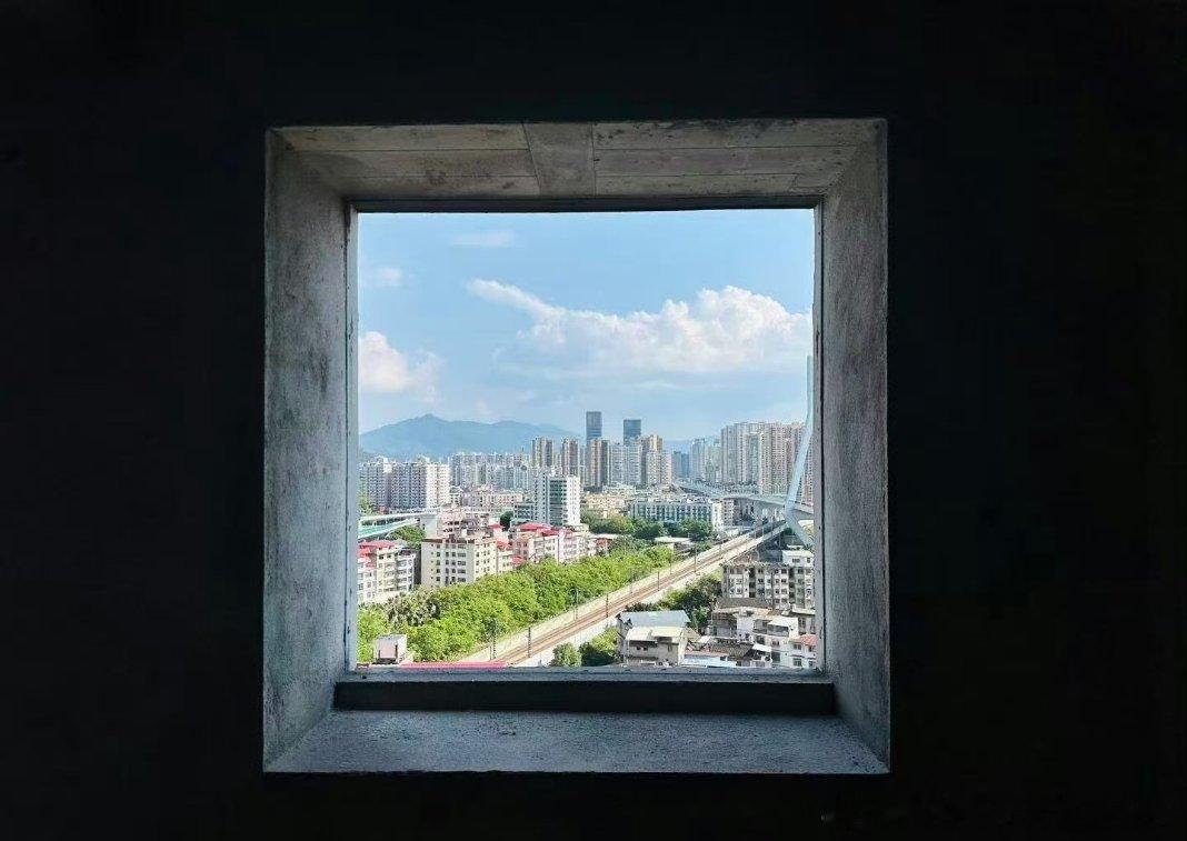 意外发现一扇艺术成分很高的窗户好多网友分享自己偶遇的宝藏窗户，中式园林，水乡街巷
