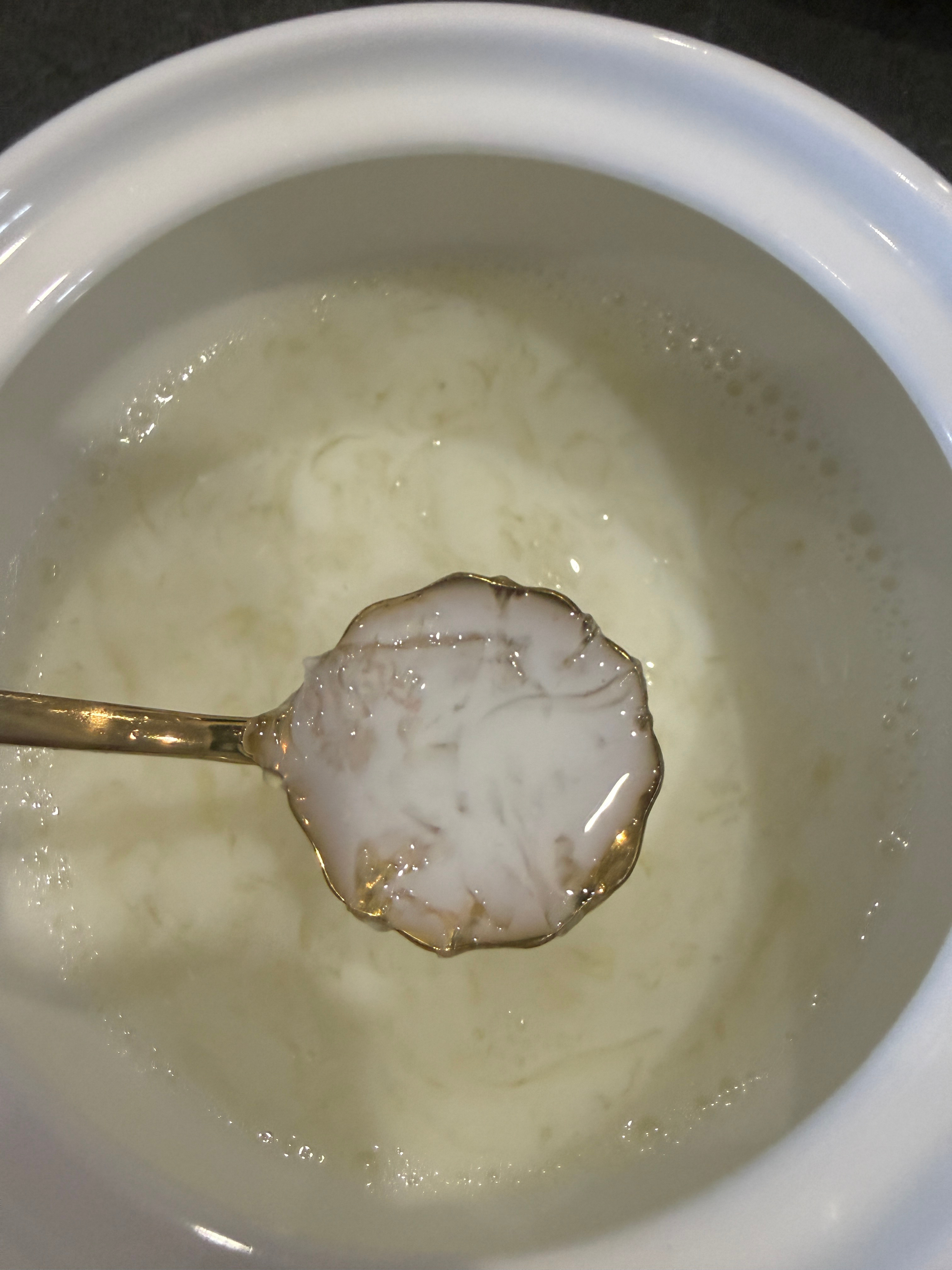 24孝队友炖了燕窝 说给我补补 原因是昨天我吃了一天盒饭 没吃好我家人最喜欢说的