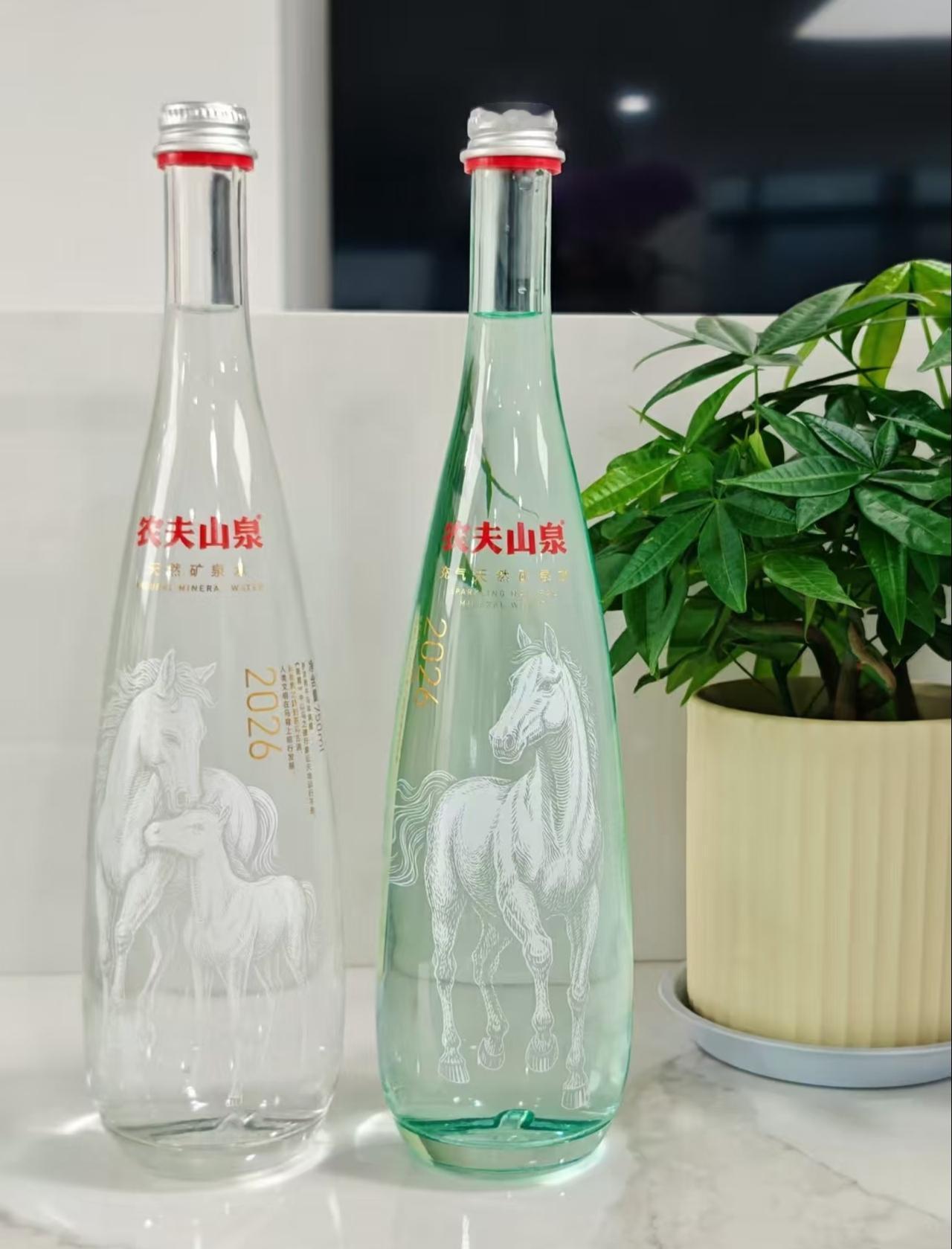 有人抢到农夫山泉的马年生肖水了嘛？
刚看到和往年一样
农夫山泉出新年限定活动典藏