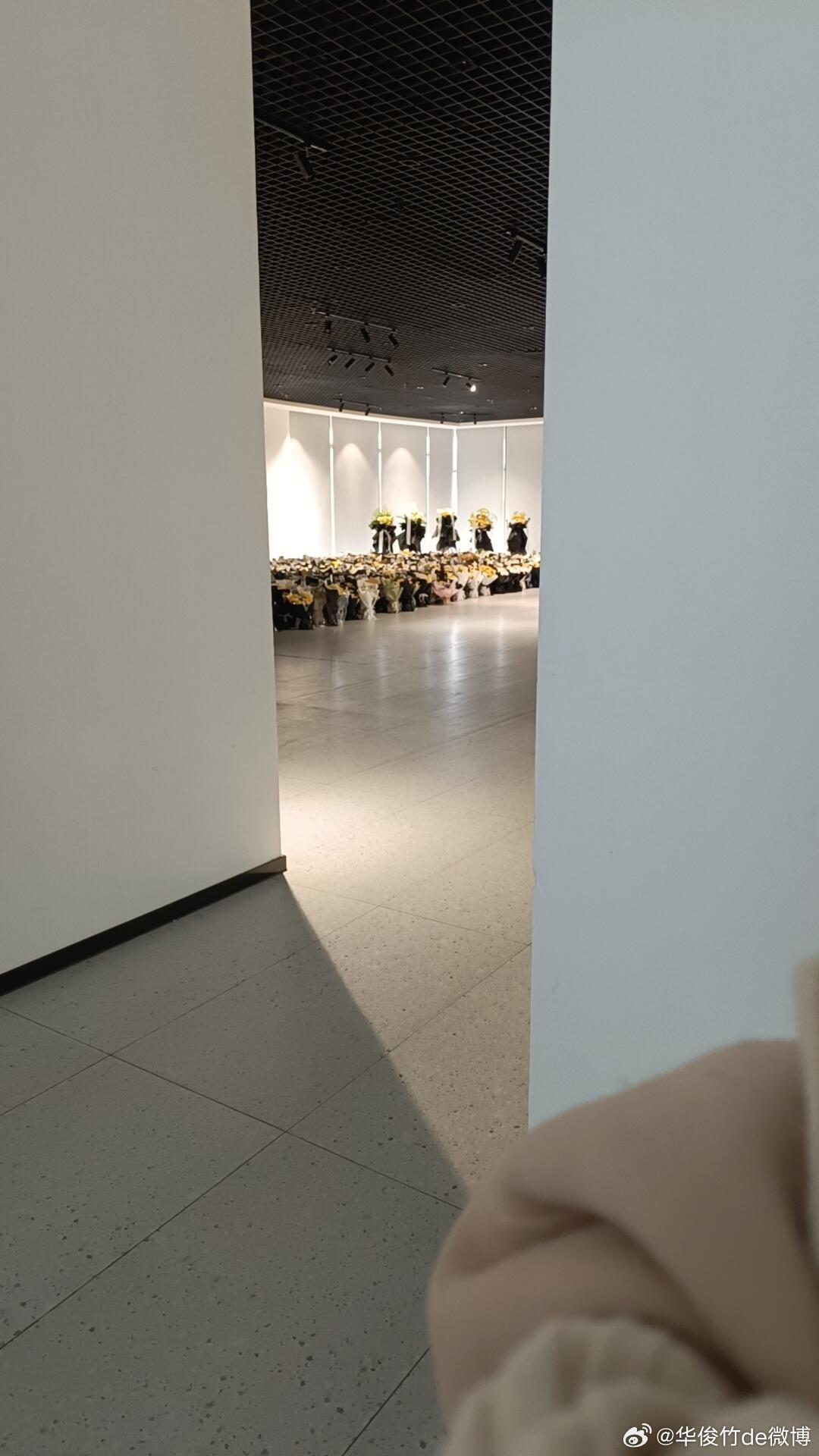 《寒门引路人——张学峰》他不谈天上的云彩，只关心脚下的泥泞。在那个小小的直播间里