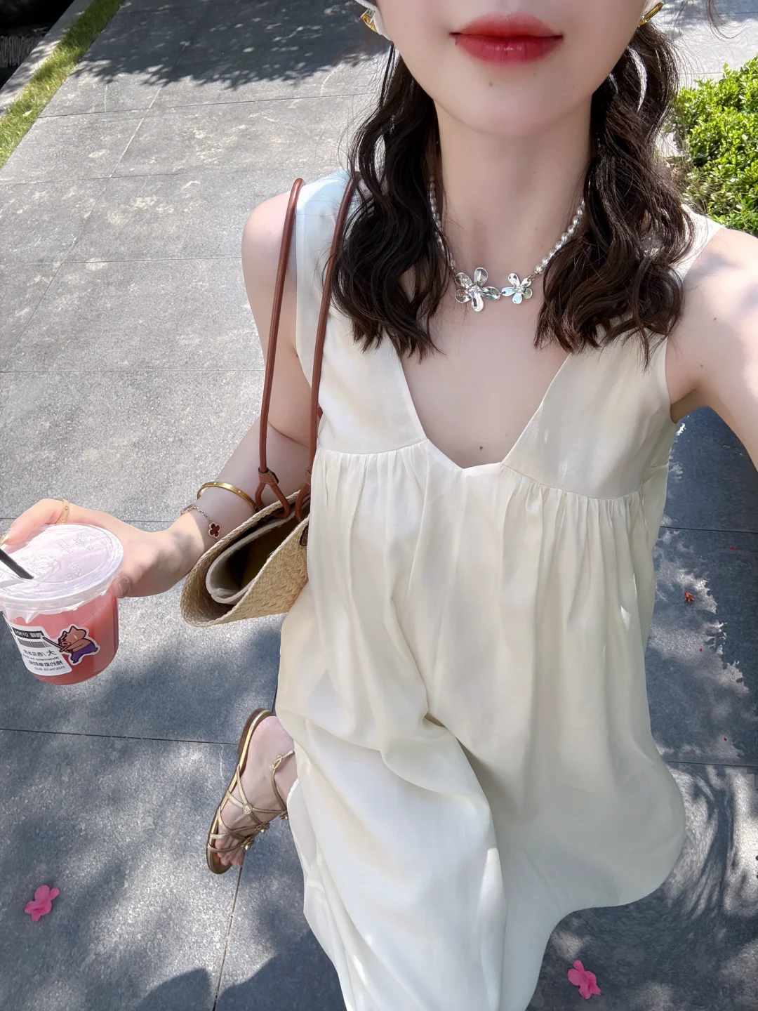 夏天当然要穿小白裙啦！🍹再忍几天就度假咯！