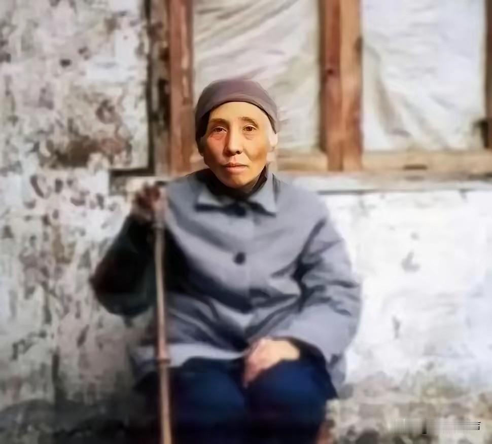 这是大地主刘文彩的五姨太王玉清，万万没想到她竟活到了2003年，享年92岁，正因
