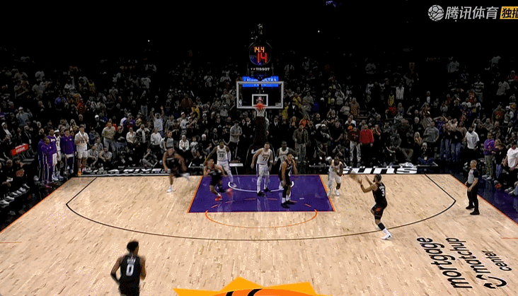 狄龙命中关键三分！随后与詹姆斯发生冲突。经裁判录像回放后，判罚狄龙技术犯规……驱