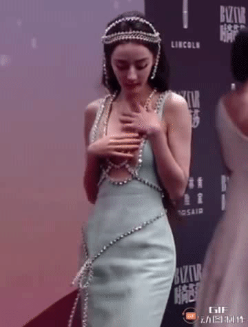 女明星确实挺虚荣，
借不到高定就自己买，
一套几十万只穿一晚上，
真是有钱啊。