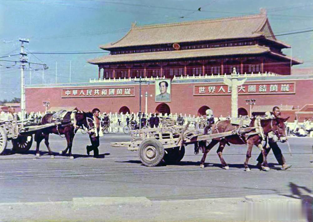 这是什么时候，马车竟然也能在天安门通行。为了表示对伟人心中的敬意，车老板会从马车