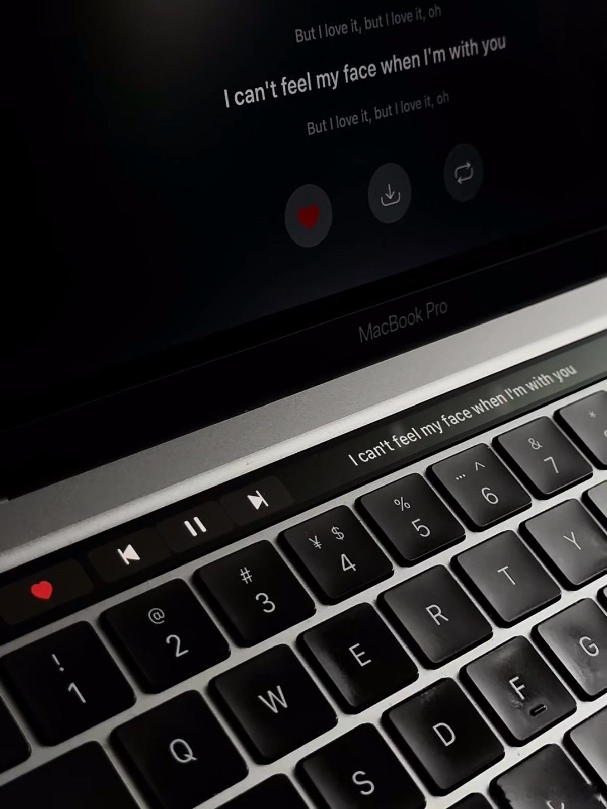 带Touch bar的旧款macbook用起来真的很有观赏性，这应该算初代灵动岛