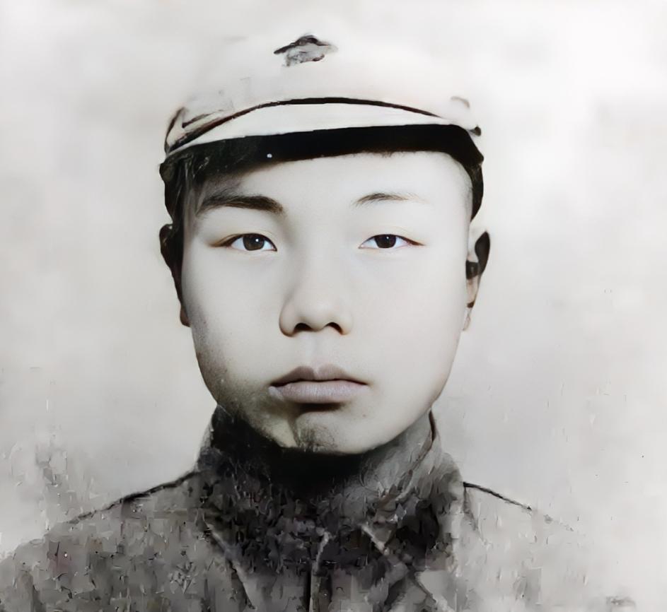 长征途中，一红军干事在筹粮时被土司武装抓走。当萧华前去谈判时，土司放话说：“留下