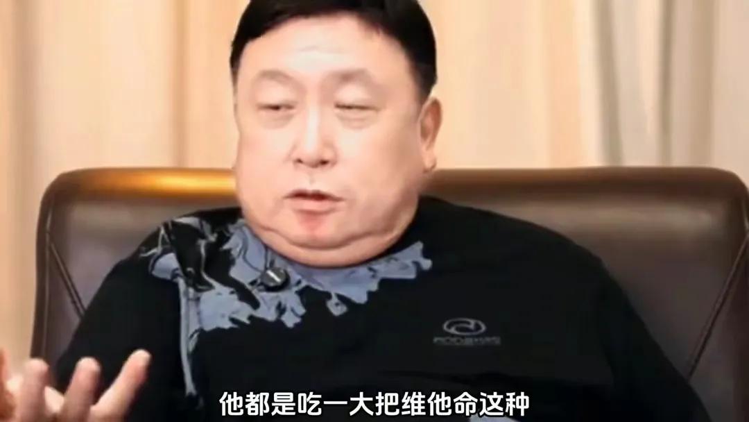 王晶说刘德华过的就是苦行僧一样的生活。
一家三口已经吃素几十年了，完全不吃肉，但