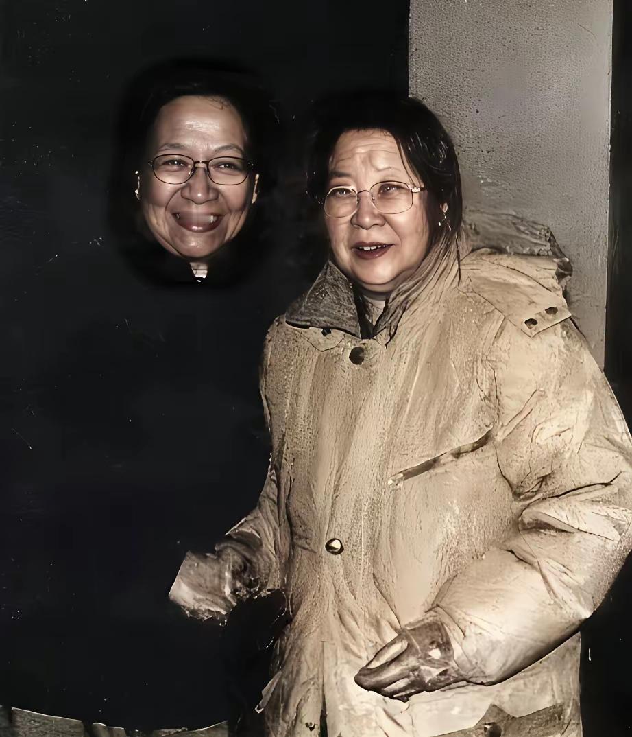 伟人两个小棉袄亲切的握手照
她们继承了伟人的思想教诲
一生艰苦朴素自力更生
从不