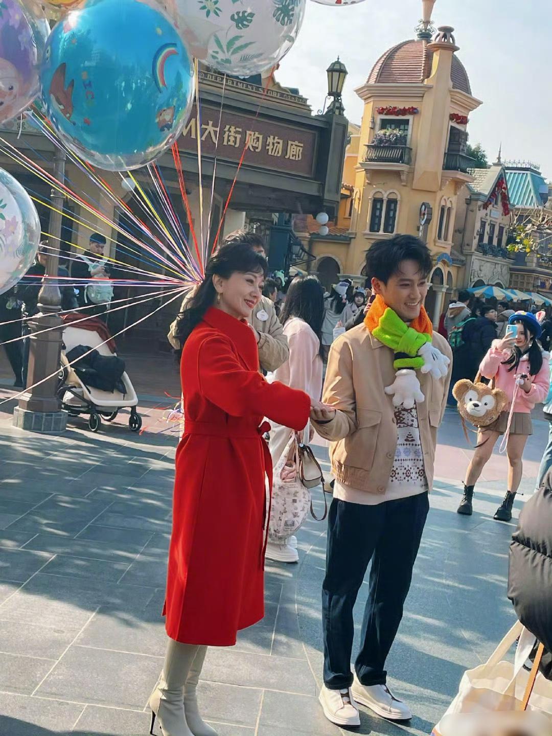 抗老是不是基因里写的！！网友迪士尼偶遇赵雅芝和她儿子，儿子今年也38了一点都看不