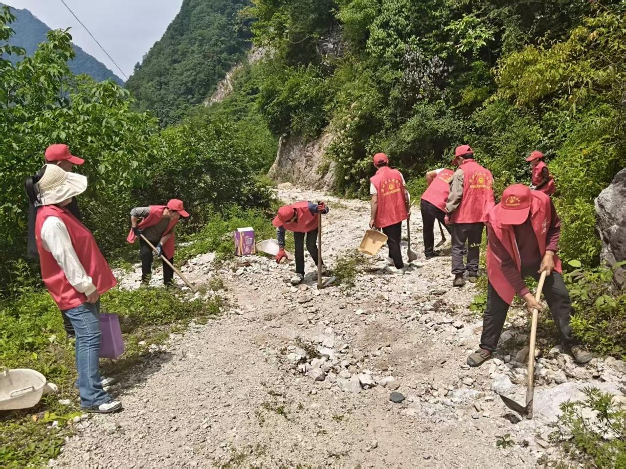 旺苍县大两镇：干群齐心清路障 畅通出行暖民心
   
 受近期汛期雨水持续冲刷影