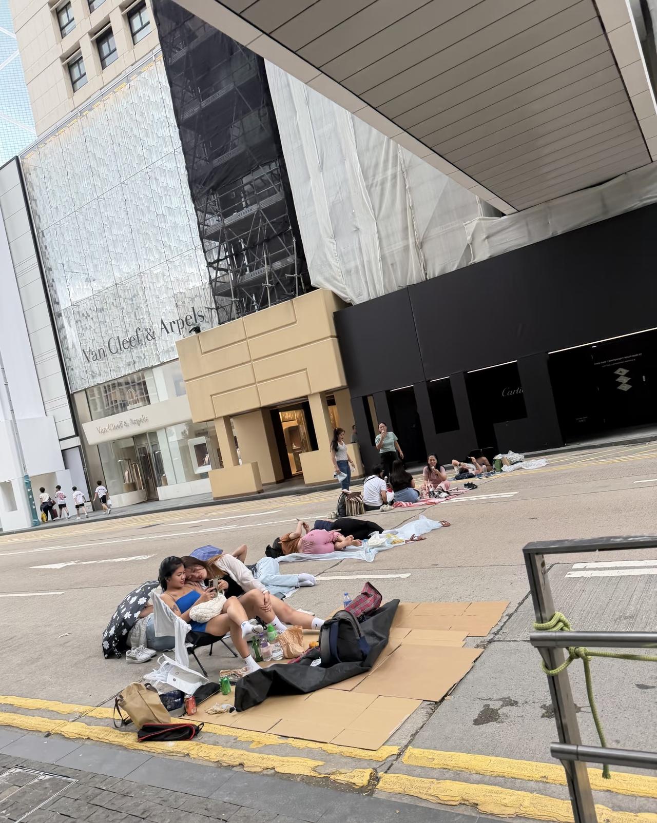 Uber司机说是赶上香港工人放假？
封路因为马路随处可见坐在纸板上、搭帐篷的人 