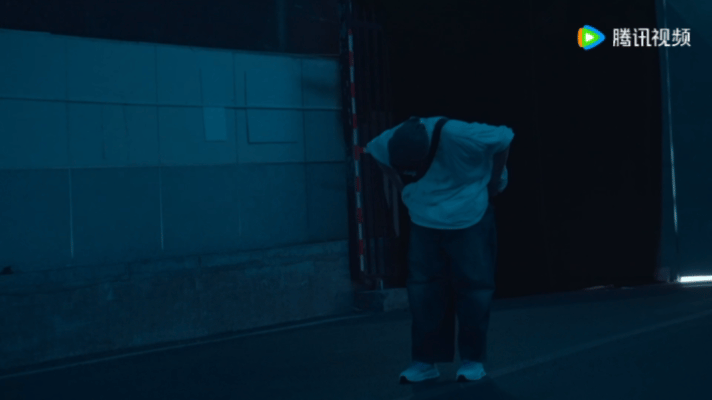 王传君穿第四季衣服回桃花坞五十公里桃花坞 虫洞亮起的瞬间，他穿着旧衣服站在光里，