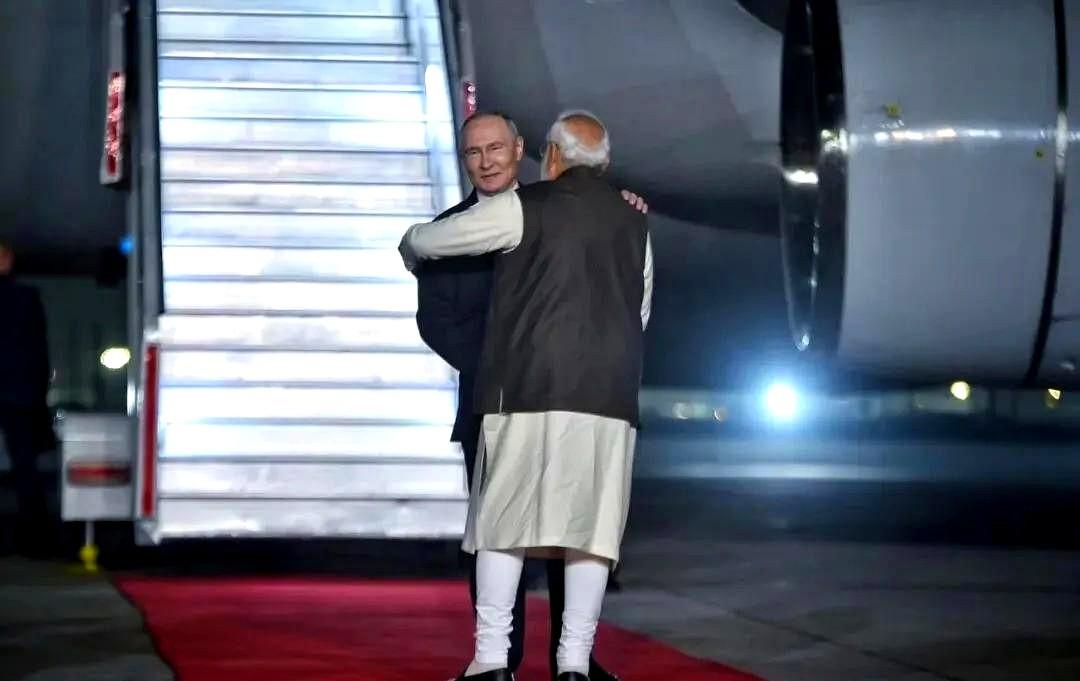 【莫迪亲自接机，并与普京热情拥抱、同乘一车】应印度总理莫迪邀请，俄罗斯总统普京于