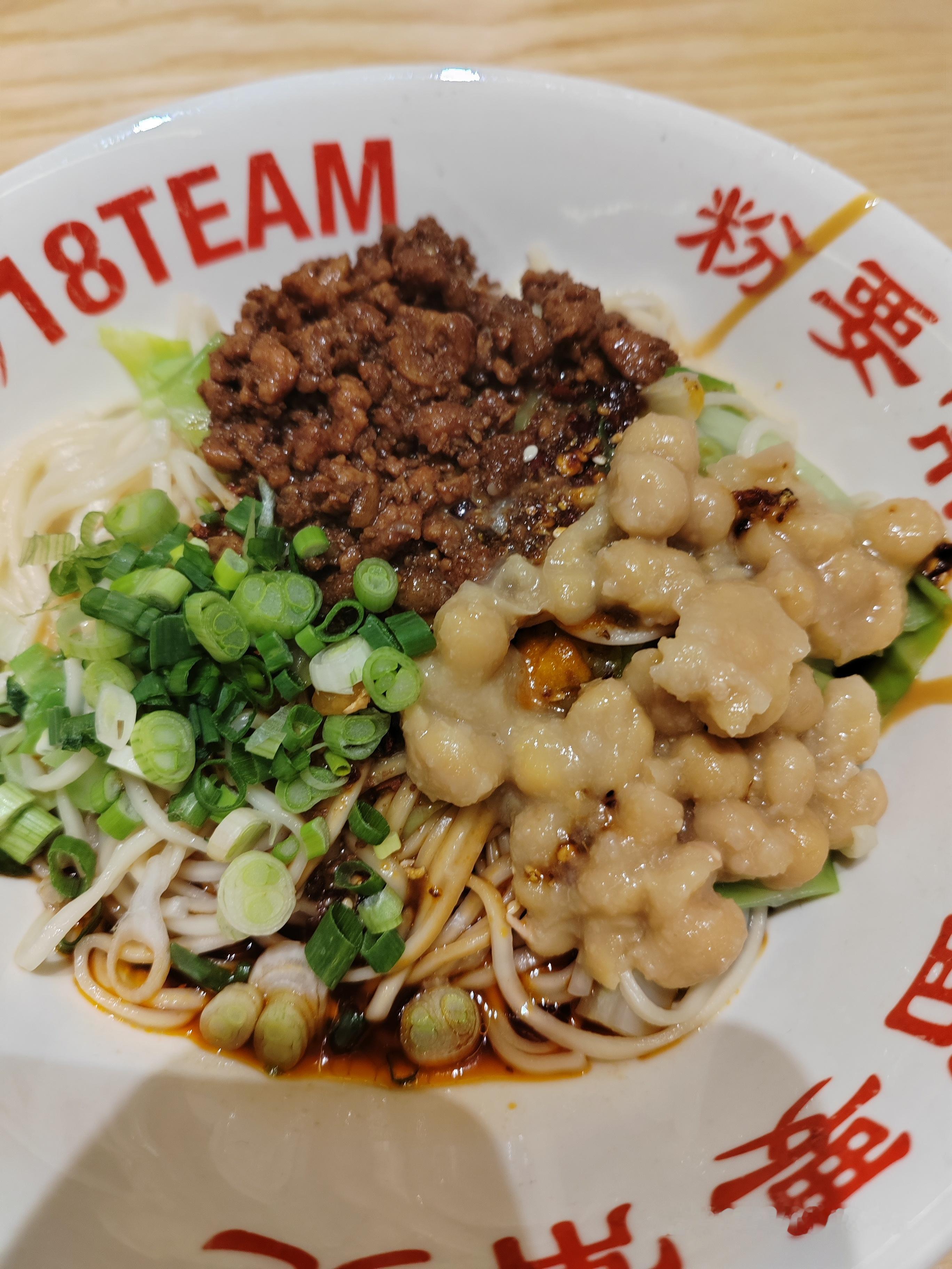 喷一喷大口吃面有河南城市味蕾战   喷一喷大口吃面不犯难我很偏爱各地地道的面食，