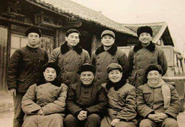 这张摄于1977年的老照片，我只认出了相声表演艺术家马季，著名捧哏演员李文华，马