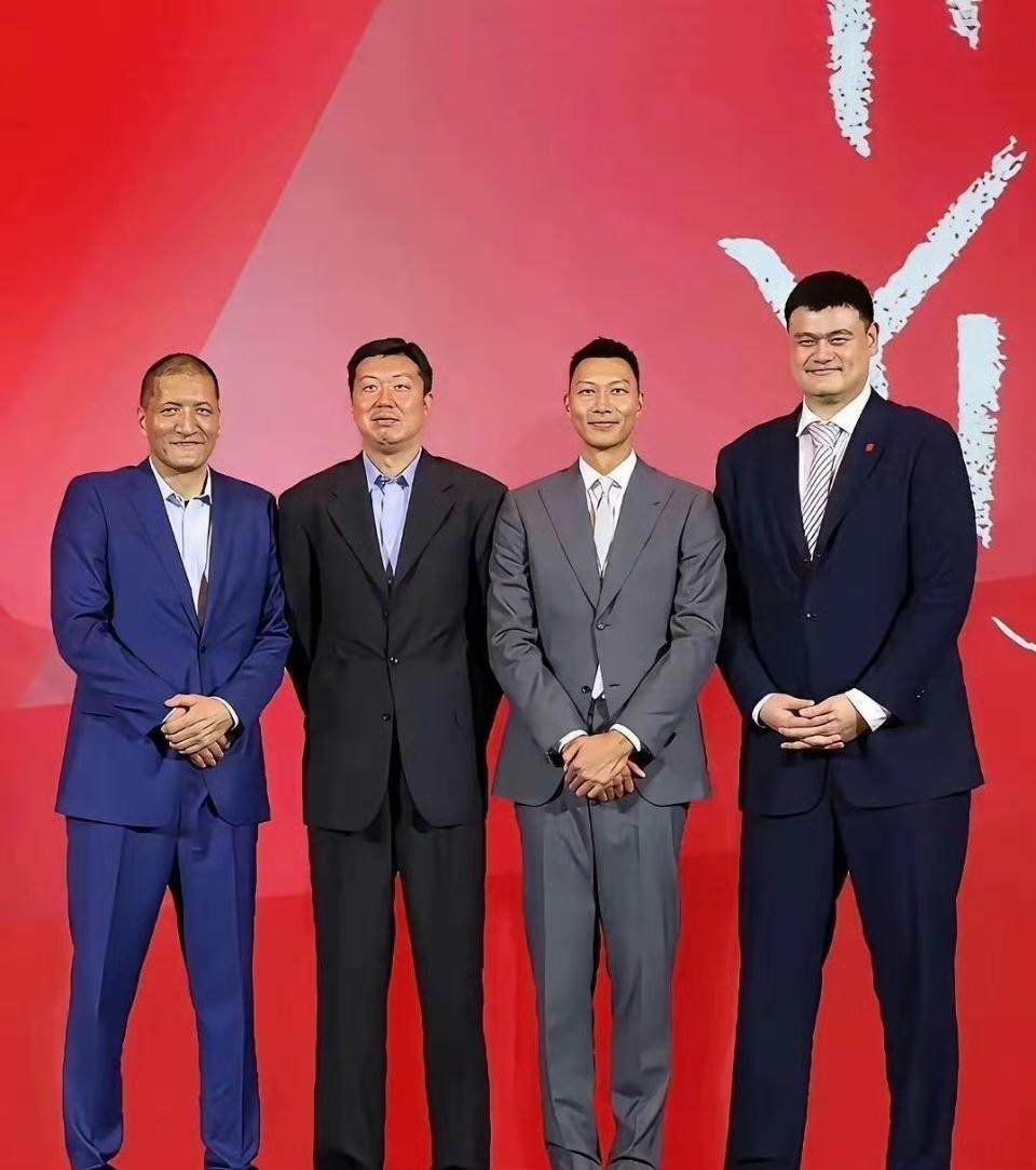 姚明：咱四个站一块合影，怎么感觉我没比你们高到哪里去啊。

王治郅：你本来就只比